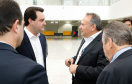 Dois potentes jatos de água batizaram simbolicamente as primeiras aeronaves que partiram com voos de Curitiba para o Interior do Estado inaugurando oficialmente, nesta terça-feira (22), o programa Voe Paraná. O governador Carlos Massa Ratinho Junior acompanhou a estreia no Aeroporto Afonso Pena, em São José dos Pinhais, recepcionando os primeiros passageiros com destino ao Interior do Estado.