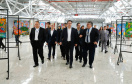 Dois potentes jatos de água batizaram simbolicamente as primeiras aeronaves que partiram com voos de Curitiba para o Interior do Estado inaugurando oficialmente, nesta terça-feira (22), o programa Voe Paraná. O governador Carlos Massa Ratinho Junior acompanhou a estreia no Aeroporto Afonso Pena, em São José dos Pinhais, recepcionando os primeiros passageiros com destino ao Interior do Estado.