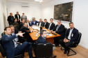 Dois potentes jatos de água batizaram simbolicamente as primeiras aeronaves que partiram com voos de Curitiba para o Interior do Estado inaugurando oficialmente, nesta terça-feira (22), o programa Voe Paraná. O governador Carlos Massa Ratinho Junior acompanhou a estreia no Aeroporto Afonso Pena, em São José dos Pinhais, recepcionando os primeiros passageiros com destino ao Interior do Estado.
