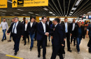 Dois potentes jatos de água batizaram simbolicamente as primeiras aeronaves que partiram com voos de Curitiba para o Interior do Estado inaugurando oficialmente, nesta terça-feira (22), o programa Voe Paraná. O governador Carlos Massa Ratinho Junior acompanhou a estreia no Aeroporto Afonso Pena, em São José dos Pinhais, recepcionando os primeiros passageiros com destino ao Interior do Estado.