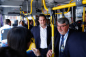 Dois potentes jatos de água batizaram simbolicamente as primeiras aeronaves que partiram com voos de Curitiba para o Interior do Estado inaugurando oficialmente, nesta terça-feira (22), o programa Voe Paraná. O governador Carlos Massa Ratinho Junior acompanhou a estreia no Aeroporto Afonso Pena, em São José dos Pinhais, recepcionando os primeiros passageiros com destino ao Interior do Estado.