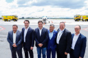 Dois potentes jatos de água batizaram simbolicamente as primeiras aeronaves que partiram com voos de Curitiba para o Interior do Estado inaugurando oficialmente, nesta terça-feira (22), o programa Voe Paraná. O governador Carlos Massa Ratinho Junior acompanhou a estreia no Aeroporto Afonso Pena, em São José dos Pinhais, recepcionando os primeiros passageiros com destino ao Interior do Estado.