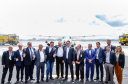 Dois potentes jatos de água batizaram simbolicamente as primeiras aeronaves que partiram com voos de Curitiba para o Interior do Estado inaugurando oficialmente, nesta terça-feira (22), o programa Voe Paraná. O governador Carlos Massa Ratinho Junior acompanhou a estreia no Aeroporto Afonso Pena, em São José dos Pinhais, recepcionando os primeiros passageiros com destino ao Interior do Estado.
