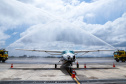 Dois potentes jatos de água batizaram simbolicamente as primeiras aeronaves que partiram com voos de Curitiba para o Interior do Estado inaugurando oficialmente, nesta terça-feira (22), o programa Voe Paraná. O governador Carlos Massa Ratinho Junior acompanhou a estreia no Aeroporto Afonso Pena, em São José dos Pinhais, recepcionando os primeiros passageiros com destino ao Interior do Estado.