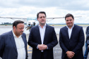 Dois potentes jatos de água batizaram simbolicamente as primeiras aeronaves que partiram com voos de Curitiba para o Interior do Estado inaugurando oficialmente, nesta terça-feira (22), o programa Voe Paraná. O governador Carlos Massa Ratinho Junior acompanhou a estreia no Aeroporto Afonso Pena, em São José dos Pinhais, recepcionando os primeiros passageiros com destino ao Interior do Estado.