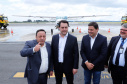 Dois potentes jatos de água batizaram simbolicamente as primeiras aeronaves que partiram com voos de Curitiba para o Interior do Estado inaugurando oficialmente, nesta terça-feira (22), o programa Voe Paraná. O governador Carlos Massa Ratinho Junior acompanhou a estreia no Aeroporto Afonso Pena, em São José dos Pinhais, recepcionando os primeiros passageiros com destino ao Interior do Estado.