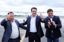 Dois potentes jatos de água batizaram simbolicamente as primeiras aeronaves que partiram com voos de Curitiba para o Interior do Estado inaugurando oficialmente, nesta terça-feira (22), o programa Voe Paraná. O governador Carlos Massa Ratinho Junior acompanhou a estreia no Aeroporto Afonso Pena, em São José dos Pinhais, recepcionando os primeiros passageiros com destino ao Interior do Estado.
