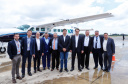 Dois potentes jatos de água batizaram simbolicamente as primeiras aeronaves que partiram com voos de Curitiba para o Interior do Estado inaugurando oficialmente, nesta terça-feira (22), o programa Voe Paraná. O governador Carlos Massa Ratinho Junior acompanhou a estreia no Aeroporto Afonso Pena, em São José dos Pinhais, recepcionando os primeiros passageiros com destino ao Interior do Estado.