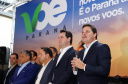 Dois potentes jatos de água batizaram simbolicamente as primeiras aeronaves que partiram com voos de Curitiba para o Interior do Estado inaugurando oficialmente, nesta terça-feira (22), o programa Voe Paraná. O governador Carlos Massa Ratinho Junior acompanhou a estreia no Aeroporto Afonso Pena, em São José dos Pinhais, recepcionando os primeiros passageiros com destino ao Interior do Estado.