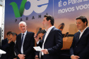 Dois potentes jatos de água batizaram simbolicamente as primeiras aeronaves que partiram com voos de Curitiba para o Interior do Estado inaugurando oficialmente, nesta terça-feira (22), o programa Voe Paraná. O governador Carlos Massa Ratinho Junior acompanhou a estreia no Aeroporto Afonso Pena, em São José dos Pinhais, recepcionando os primeiros passageiros com destino ao Interior do Estado.
