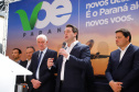 Dois potentes jatos de água batizaram simbolicamente as primeiras aeronaves que partiram com voos de Curitiba para o Interior do Estado inaugurando oficialmente, nesta terça-feira (22), o programa Voe Paraná. O governador Carlos Massa Ratinho Junior acompanhou a estreia no Aeroporto Afonso Pena, em São José dos Pinhais, recepcionando os primeiros passageiros com destino ao Interior do Estado.
