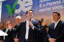 Dois potentes jatos de água batizaram simbolicamente as primeiras aeronaves que partiram com voos de Curitiba para o Interior do Estado inaugurando oficialmente, nesta terça-feira (22), o programa Voe Paraná. O governador Carlos Massa Ratinho Junior acompanhou a estreia no Aeroporto Afonso Pena, em São José dos Pinhais, recepcionando os primeiros passageiros com destino ao Interior do Estado.