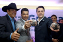 O governador Carlos Massa Ratinho Junior, acompanhado do prefeito Marcelo Rangel, do vice-governador Darci Piana e de diversas autoridades, assinou o decreto que transfere temporariamente a sede do governo estadual para o município. A iniciativa coincide com a Feira Paraná, que acontece de 18 a 27 de outubro.Foto:Jaelson Lucas / AEN