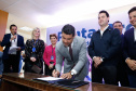 Um ato na prefeitura de Ponta Grossa, nos Campos Gerais, marcou a instalação da sede do Governo do Estado na cidade na manhã desta quarta-feira (23). Por dois dias, na quarta e quinta-feira (24), toda a equipe da administração pública estadual despachará do Centro de Eventos de Ponta Grossa.