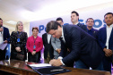 Um ato na prefeitura de Ponta Grossa, nos Campos Gerais, marcou a instalação da sede do Governo do Estado na cidade na manhã desta quarta-feira (23). Por dois dias, na quarta e quinta-feira (24), toda a equipe da administração pública estadual despachará do Centro de Eventos de Ponta Grossa.