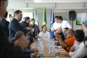 O governador também se reuniu com a equipe de governo na Feira Paraná, em Ponta Grossa. Foram discutidos temas como a reunião de prefeitos, na próxima semana em Foz do Iguaçu, os detalhes sobre o acordo de leniência com a concessionária Rodonorte, que resultará em obras prioritárias para a infraestrutura viária de Ponta Grossa e outras cidades paranaenses e a concessão do parque Vila Velha.