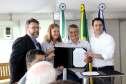 O governador também se reuniu com a equipe de governo na Feira Paraná, em Ponta Grossa. Foram discutidos temas como a reunião de prefeitos, na próxima semana em Foz do Iguaçu, os detalhes sobre o acordo de leniência com a concessionária Rodonorte, que resultará em obras prioritárias para a infraestrutura viária de Ponta Grossa e outras cidades paranaenses e a concessão do parque Vila Velha.