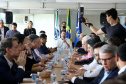 O governador também se reuniu com a equipe de governo na Feira Paraná, em Ponta Grossa. Foram discutidos temas como a reunião de prefeitos, na próxima semana em Foz do Iguaçu, os detalhes sobre o acordo de leniência com a concessionária Rodonorte, que resultará em obras prioritárias para a infraestrutura viária de Ponta Grossa e outras cidades paranaenses e a concessão do parque Vila Velha.