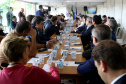 O governador também se reuniu com a equipe de governo na Feira Paraná, em Ponta Grossa. Foram discutidos temas como a reunião de prefeitos, na próxima semana em Foz do Iguaçu, os detalhes sobre o acordo de leniência com a concessionária Rodonorte, que resultará em obras prioritárias para a infraestrutura viária de Ponta Grossa e outras cidades paranaenses e a concessão do parque Vila Velha.