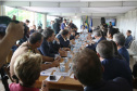 O governador também se reuniu com a equipe de governo na Feira Paraná, em Ponta Grossa. Foram discutidos temas como a reunião de prefeitos, na próxima semana em Foz do Iguaçu, os detalhes sobre o acordo de leniência com a concessionária Rodonorte, que resultará em obras prioritárias para a infraestrutura viária de Ponta Grossa e outras cidades paranaenses e a concessão do parque Vila Velha.