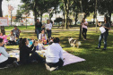 Uma edição especial do projeto Piquenique Literário e a apresentação do monólogo Macho Não Ganha Flor, inspirado no livro homônimo de Dalton Trevisan, marcam a programação desta quinta-feira (24) na Flibi, a Festa Literária da Biblioteca Pública do Paraná. A agenda do dia ainda inclui bate-papos, oficinas e performances — todas as atividades têm entrada gratuita, e a BPP emite certificado de participação. Foto: Divulgação/BPP