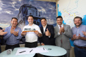 O governador Carlos Massa Ratinho Junior e o presidente da Rumo João Alberto Abreu, assinam protocolo de intenções para revitalização da linha ferrea, entre Morretes e Antonina, litoral paranaense. Participaram: prefeito de Ponta Grossa, Marcelo Rangel; secretário de Infraestrutura e Logística, Sandro Alex; Ponta Grossa, 23-10-19.Foto: Arnaldo Alves / AEN