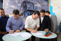 O governador Carlos Massa Ratinho Junior e o presidente da Rumo João Alberto Abreu, assinam protocolo de intenções para revitalização da linha ferrea, entre Morretes e Antonina, litoral paranaense. Participaram: prefeito de Ponta Grossa, Marcelo Rangel; secretário de Infraestrutura e Logística, Sandro Alex; Ponta Grossa, 23-10-19.Foto: Arnaldo Alves / AEN