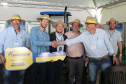 A Secretaria de Estado da Agricultura e do Abastecimento fez nesta quarta-feira (23) mais uma entrega simbólica do Programa Trator Solidário, durante a Feira Paraná, em Ponta Grossa.  Foto: Divulgação/SEAB