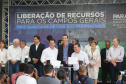 O governador Carlos Massa Ratinho Junior entregou nesta quinta-feira (24) licenças ambientais a seis empresas que vão investir mais de R$1,34 bilhão em empreendimentos nos Campos Gerais. São ampliações de serviços e novas construções industriais que contribuem para o desenvolvimento da Região.Foto: Arnaldo Alves / AEN.