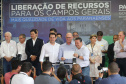 O governador Carlos Massa Ratinho Junior entregou nesta quinta-feira (24) licenças ambientais a seis empresas que vão investir mais de R$1,34 bilhão em empreendimentos nos Campos Gerais. São ampliações de serviços e novas construções industriais que contribuem para o desenvolvimento da Região.Foto: Arnaldo Alves / AEN.