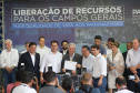 O governador Carlos Massa Ratinho Junior entregou nesta quinta-feira (24) licenças ambientais a seis empresas que vão investir mais de R$1,34 bilhão em empreendimentos nos Campos Gerais. São ampliações de serviços e novas construções industriais que contribuem para o desenvolvimento da Região.Foto: Arnaldo Alves / AEN.