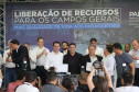 O governador Carlos Massa Ratinho Junior entregou nesta quinta-feira (24) licenças ambientais a seis empresas que vão investir mais de R$1,34 bilhão em empreendimentos nos Campos Gerais. São ampliações de serviços e novas construções industriais que contribuem para o desenvolvimento da Região.Foto: Arnaldo Alves / AEN.