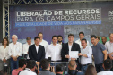 O governador Carlos Massa Ratinho Junior entregou nesta quinta-feira (24) licenças ambientais a seis empresas que vão investir mais de R$1,34 bilhão em empreendimentos nos Campos Gerais. São ampliações de serviços e novas construções industriais que contribuem para o desenvolvimento da Região.Foto: Arnaldo Alves / AEN.