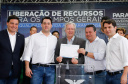 O governador Carlos Massa Ratinho Junior entregou nesta quinta-feira (24) licenças ambientais a seis empresas que vão investir mais de R$ 1,34 bilhão em empreendimentos nos Campos Gerais. São ampliações de serviços e novas construções industriais que contribuem para o desenvolvimento da Região.