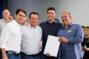 O governador Carlos Massa Ratinho Junior entregou nesta quinta-feira (24) licenças ambientais a seis empresas que vão investir mais de R$ 1,34 bilhão em empreendimentos nos Campos Gerais. São ampliações de serviços e novas construções industriais que contribuem para o desenvolvimento da Região.