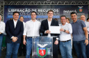 Ponta Grossa e outros 12 municípios dos Campos Gerais vão investir R$ 19,9 milhões em pavimentação de ruas, compra de equipamentos de videomonitoramento, máquinas, ambulância e ônibus escolares, além de ações na área da saúde. Os recursos são do Governo do Estado. As licitações e homologações das obras e aquisições foram autorizadas pelo governador Carlos Massa Ratinho Junior nesta quinta-feira (24) em Ponta Grossa.