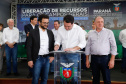 Ponta Grossa e outros 12 municípios dos Campos Gerais vão investir R$ 19,9 milhões em pavimentação de ruas, compra de equipamentos de videomonitoramento, máquinas, ambulância e ônibus escolares, além de ações na área da saúde. Os recursos são do Governo do Estado. As licitações e homologações das obras e aquisições foram autorizadas pelo governador Carlos Massa Ratinho Junior nesta quinta-feira (24) em Ponta Grossa.