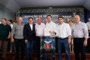Ponta Grossa e outros 12 municípios dos Campos Gerais vão investir R$ 19,9 milhões em pavimentação de ruas, compra de equipamentos de videomonitoramento, máquinas, ambulância e ônibus escolares, além de ações na área da saúde. Os recursos são do Governo do Estado. As licitações e homologações das obras e aquisições foram autorizadas pelo governador Carlos Massa Ratinho Junior nesta quinta-feira (24) em Ponta Grossa.