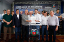 Ponta Grossa e outros 12 municípios dos Campos Gerais vão investir R$ 19,9 milhões em pavimentação de ruas, compra de equipamentos de videomonitoramento, máquinas, ambulância e ônibus escolares, além de ações na área da saúde. Os recursos são do Governo do Estado. As licitações e homologações das obras e aquisições foram autorizadas pelo governador Carlos Massa Ratinho Junior nesta quinta-feira (24) em Ponta Grossa.