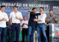 Ponta Grossa e outros 12 municípios dos Campos Gerais vão investir R$ 19,9 milhões em pavimentação de ruas, compra de equipamentos de videomonitoramento, máquinas, ambulância e ônibus escolares, além de ações na área da saúde. Os recursos são do Governo do Estado. As licitações e homologações das obras e aquisições foram autorizadas pelo governador Carlos Massa Ratinho Junior nesta quinta-feira (24) em Ponta Grossa.