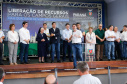 Ponta Grossa e outros 12 municípios dos Campos Gerais vão investir R$ 19,9 milhões em pavimentação de ruas, compra de equipamentos de videomonitoramento, máquinas, ambulância e ônibus escolares, além de ações na área da saúde. Os recursos são do Governo do Estado. As licitações e homologações das obras e aquisições foram autorizadas pelo governador Carlos Massa Ratinho Junior nesta quinta-feira (24) em Ponta Grossa.