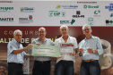 Os cafeicultores Valdeir Luiz de Souza, de Tomazina, e Edson Messias de Carvalho, de Joaquim Távora, venceram o prêmio Café Qualidade Paraná nas categorias cereja descascado e natural. Eles superaram 120 lotes que iniciaram a disputa, e receberam R$ 5 mil de prêmio.

A cerimônia de premiação foi nesta quinta-feira (24), em Ivaiporã, e reuniu cerca de 500 participantes. Foto: Divulgação/AEN