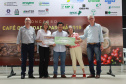 Os cafeicultores Valdeir Luiz de Souza, de Tomazina, e Edson Messias de Carvalho, de Joaquim Távora, venceram o prêmio Café Qualidade Paraná nas categorias cereja descascado e natural. Eles superaram 120 lotes que iniciaram a disputa, e receberam R$ 5 mil de prêmio.

A cerimônia de premiação foi nesta quinta-feira (24), em Ivaiporã, e reuniu cerca de 500 participantes. Foto: Divulgação/AEN