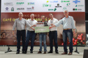 Os cafeicultores Valdeir Luiz de Souza, de Tomazina, e Edson Messias de Carvalho, de Joaquim Távora, venceram o prêmio Café Qualidade Paraná nas categorias cereja descascado e natural. Eles superaram 120 lotes que iniciaram a disputa, e receberam R$ 5 mil de prêmio.

A cerimônia de premiação foi nesta quinta-feira (24), em Ivaiporã, e reuniu cerca de 500 participantes. Foto: Divulgação/AEN