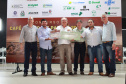 Os cafeicultores Valdeir Luiz de Souza, de Tomazina, e Edson Messias de Carvalho, de Joaquim Távora, venceram o prêmio Café Qualidade Paraná nas categorias cereja descascado e natural. Eles superaram 120 lotes que iniciaram a disputa, e receberam R$ 5 mil de prêmio.

A cerimônia de premiação foi nesta quinta-feira (24), em Ivaiporã, e reuniu cerca de 500 participantes. Foto: Divulgação/AEN