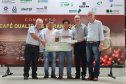 Os cafeicultores Valdeir Luiz de Souza, de Tomazina, e Edson Messias de Carvalho, de Joaquim Távora, venceram o prêmio Café Qualidade Paraná nas categorias cereja descascado e natural. Eles superaram 120 lotes que iniciaram a disputa, e receberam R$ 5 mil de prêmio.

A cerimônia de premiação foi nesta quinta-feira (24), em Ivaiporã, e reuniu cerca de 500 participantes. Foto: Divulgação/AEN