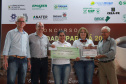 Os cafeicultores Valdeir Luiz de Souza, de Tomazina, e Edson Messias de Carvalho, de Joaquim Távora, venceram o prêmio Café Qualidade Paraná nas categorias cereja descascado e natural. Eles superaram 120 lotes que iniciaram a disputa, e receberam R$ 5 mil de prêmio.

A cerimônia de premiação foi nesta quinta-feira (24), em Ivaiporã, e reuniu cerca de 500 participantes. Foto: Divulgação/AEN