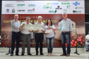 Os cafeicultores Valdeir Luiz de Souza, de Tomazina, e Edson Messias de Carvalho, de Joaquim Távora, venceram o prêmio Café Qualidade Paraná nas categorias cereja descascado e natural. Eles superaram 120 lotes que iniciaram a disputa, e receberam R$ 5 mil de prêmio.

A cerimônia de premiação foi nesta quinta-feira (24), em Ivaiporã, e reuniu cerca de 500 participantes. Foto: Divulgação/AEN