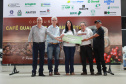 Os cafeicultores Valdeir Luiz de Souza, de Tomazina, e Edson Messias de Carvalho, de Joaquim Távora, venceram o prêmio Café Qualidade Paraná nas categorias cereja descascado e natural. Eles superaram 120 lotes que iniciaram a disputa, e receberam R$ 5 mil de prêmio.

A cerimônia de premiação foi nesta quinta-feira (24), em Ivaiporã, e reuniu cerca de 500 participantes. Foto: Divulgação/AEN
