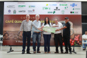 Os cafeicultores Valdeir Luiz de Souza, de Tomazina, e Edson Messias de Carvalho, de Joaquim Távora, venceram o prêmio Café Qualidade Paraná nas categorias cereja descascado e natural. Eles superaram 120 lotes que iniciaram a disputa, e receberam R$ 5 mil de prêmio.

A cerimônia de premiação foi nesta quinta-feira (24), em Ivaiporã, e reuniu cerca de 500 participantes. Foto: Divulgação/AEN